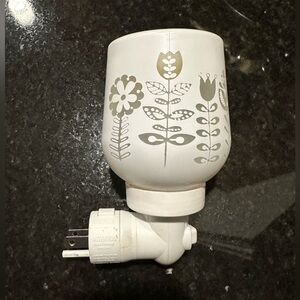 Scentsy Floral White Plug-In wax warmer
